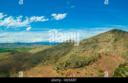 die schöne Aussicht auf die Pyrenäen mit seiner trockenen roten Böden, Spanien Stockfoto