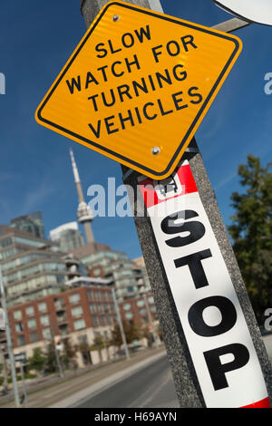 Ein Bus Stop-Schild auf Queens Quay West in Toronto, Ontario, Kanada. Stockfoto