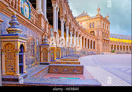 Die gefliesten Provinz Nischen an den Wänden von der Plaza de Espana, die jeweils eine unterschiedliche Provinz in Spanien Stockfoto