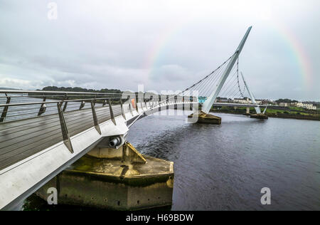 Friedensbrücke Nordirland mit Regenbogen Stockfoto