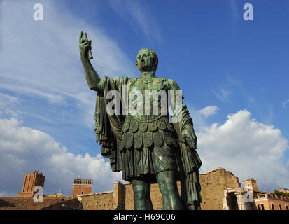 Bronzestatue von Nerva, antiken römischen Kaiser vor römischen Forum Stockfoto