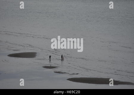 Seichte Bucht bei Ebbe mit riesigen Sand Betten in der Abenddämmerung. Stockfoto