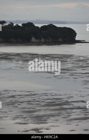 Seichte Bucht bei Ebbe mit riesigen Sand Betten in der Abenddämmerung Stockfoto