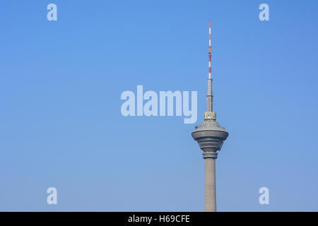 Tianjin, China - April 10,2016: Closeup Top Tianjin Fernsehturm (Tianta Turm). Dieser Turm ist das moderne höchste Wahrzeichen in Ti Stockfoto