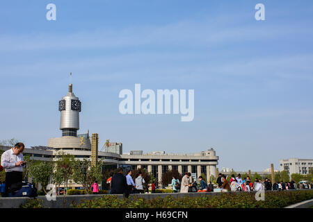 Tianjin, China - April 14,2016: Atmosphäre von Tianjin Bahnhof mit Menschen, beliebtes modernes Wahrzeichen in der Stadt Tianjin China. Stockfoto