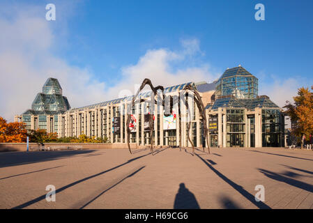 Die National Gallery of Canada und die Maman (Skulptur) in Ottawa, Ontario, Kanada. Stockfoto