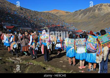 Parade am Quyllurit'i Inca-Festival in den peruanischen Anden in der Nähe von Ausangate Berg. Stockfoto