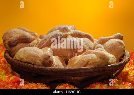 Süßes Brot Brot der Toten (Pan de Muerto) genossen während der Tag der Toten Festlichkeiten in Mexiko genannt. Stockfoto