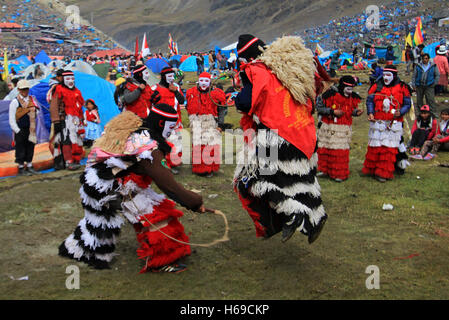 Tänzer beim Quyllurit'i Inca-Festival in den peruanischen Anden in der Nähe von Ausangate Berg. Stockfoto