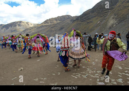 Tänzer beim Quyllurit'i Inca-Festival in den peruanischen Anden in der Nähe von Ausangate Berg. Stockfoto