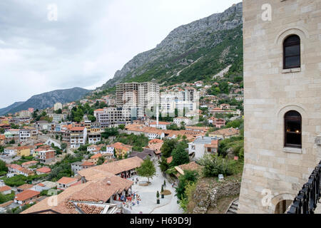 Stadtbild von Kruje Kruje Schloss beherbergt das Nationalmuseum Skanderbeg, albanischer Natio gewidmete Museum entnommen Stockfoto