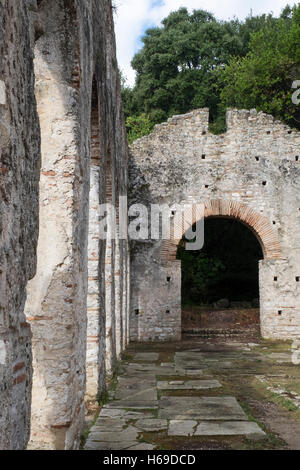 Die Ruinen der großen Basilika gebaut im 6. Jahrhundert n. Chr. in Butrint, ein UNESCO-Weltkulturerbe auch bekannt als alte Buthr Stockfoto