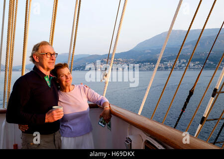 Lindblad Expeditions Gäste beobachten Sie den Sonnenaufgang von der S.Y Sea Cloud an der Adria in der Nähe von Kotorfjord in Montenegro. Stockfoto