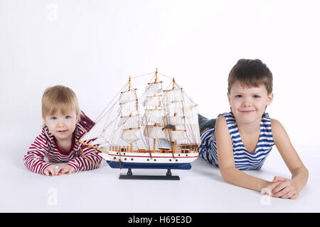 jungen und Mädchen spielen mit Schiff Stockfoto