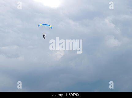 Fallschirmspringer im bewölkten Himmel Stockfoto