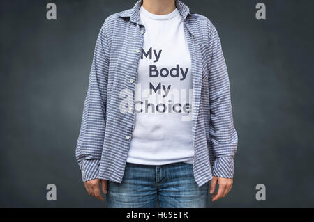 Mein Körper, meine Wahl Eintrag am weißen T-shirt. Selektiven Fokus. Stockfoto