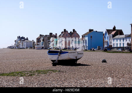 HISTORISCHEN HÖLZERNEN FISCHERBOOT AM STRAND VON ALDEBURGH. SUFFOLK UK. Stockfoto