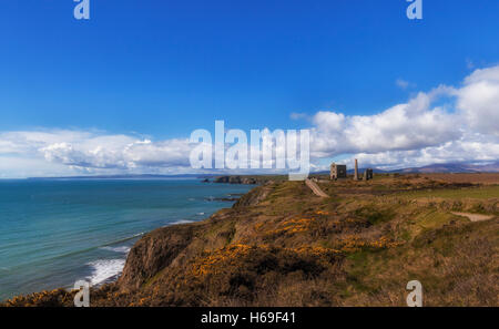 Tankardstown Copper Mine Gebäude mit entfernten Comeragh Mountains, Copper Coast Geopark, Bunmahon, Grafschaft Waterford, Irland Stockfoto