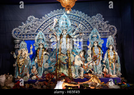 Anhänger, die Verehrung der Göttin Durga auf Bagbzaar Durga Puja im Kolkata West Bengal Indien Stockfoto