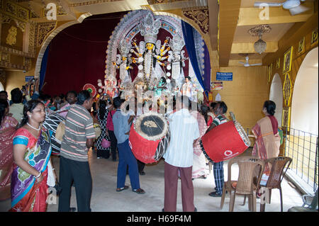 Anhänger, die Verehrung der Göttin Durga und Trommler beim Bagbzaar Durga Puja im Kolkata West Bengal Indien Stockfoto