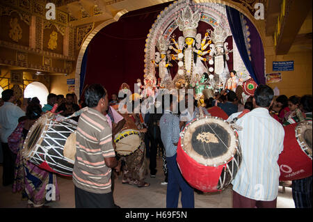 Anhänger, die Verehrung der Göttin Durga und Trommler beim Bagbzaar Durga Puja im Kolkata West Bengal Indien Stockfoto