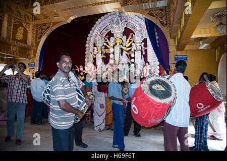 Anhänger, die Verehrung der Göttin Durga und Trommler erklingt, in Bagbzaar Durga Puja im Kolkata West Bengal Indien Stockfoto