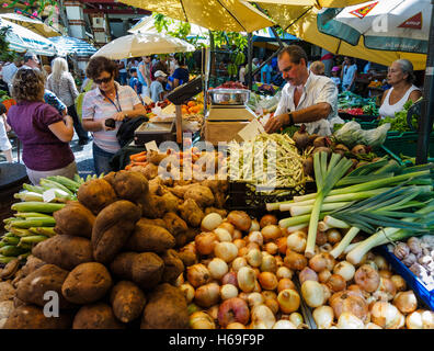 Obst und Gemüse stehen zum Verkauf in der Markthalle von Funchal auf der portugiesischen Insel Madeira Stockfoto