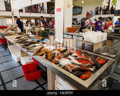 Fisch ist für den Verkauf in der Markthalle von Funchal auf der portugiesischen Insel Madeira Stockfoto