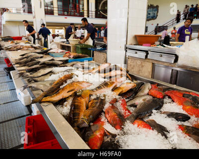 Fisch ist für den Verkauf in der Markthalle von Funchal auf der portugiesischen Insel Madeira Stockfoto