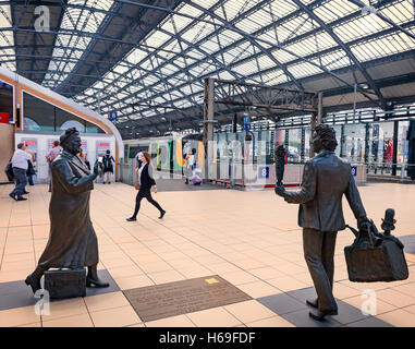 "Zufällige Begegnung", Skulptur Ken Dodd Komiker und Bessie Braddock (MP) von Tom Murphy in Lime Street Railway Station, Liverpool, Merseyside, England Stockfoto