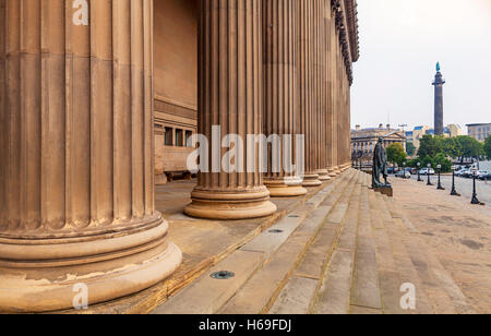 Säulen der St. George's Hall und Benjamin Disraeli Statue auf Treppen, Liverpool, Merseyside, England. Drehort für 'The Batman' Film - 2020 Stockfoto