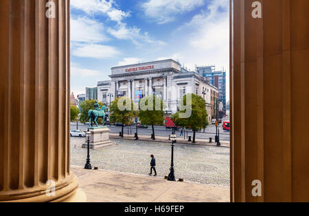 Das Empire Theatre auf Lime Street, geschossen von St George Plateau mit Prinz Albert Statue, Liverpool, Merseyside, England Stockfoto