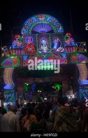 Eintrag Tor Licht Dekoration in Kalkutta während Durga Puja Westbengalen, Indien Stockfoto