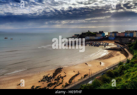 Der Hafen und der Burgberg in Tenby, einer ummauerten Küstenstadt auf der westlichen Seite von Carmarthen Bay, Pembrokeshire, West Wales, UK Stockfoto