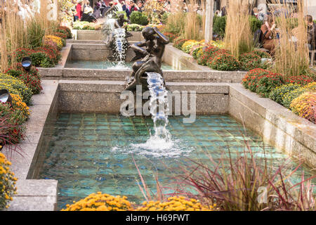 Skulpturenbrunnen sind ein Merkmal der Rockefeller Center Channel Gardens, NYC, USA Stockfoto