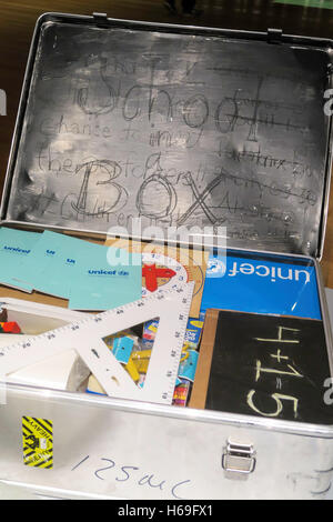 Schule in einer Box, das Amt des Hohen Kommissars der Vereinten Nationen für Flüchtlinge (UNHCR) Anzeige. MoMa, New York Stockfoto