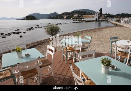 Ein gemütliches Restaurant am Meer in Kanoni Korfu Griechenland Stockfoto