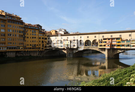 Die berühmte Ponte Vecchio Brücke über den Arno in Florenz Italien Stockfoto