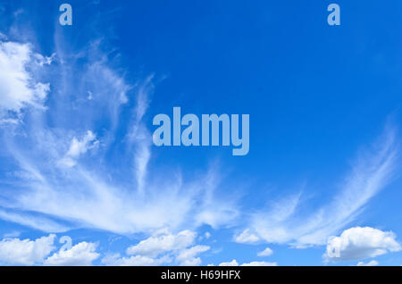 Cirruswolken mit verstreuten kleinen Cumulus-Wolken in ein strahlend blauer Himmel Stockfoto