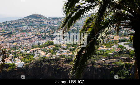 Ein Blick von der Madeira botanische Garten in Richtung Funchal auf der portugiesischen Insel Madeira Stockfoto