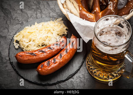 Brezeln, Bratwurst und sauerkraut Stockfoto