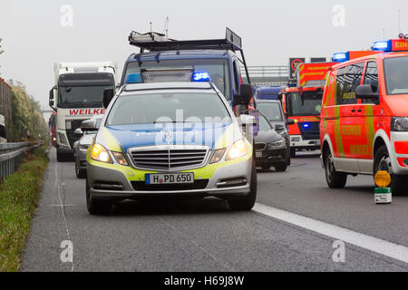 HANNOVER / Deutschland - 25. Oktober 2016: Deutsche Polizeiauto steht auf der Autobahn a2 von einem LKW-Absturz in der Nähe von Hannover. Stockfoto