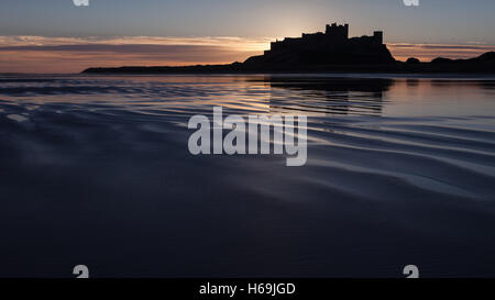 Bamburgh Castle bei Sonnenaufgang. Stockfoto