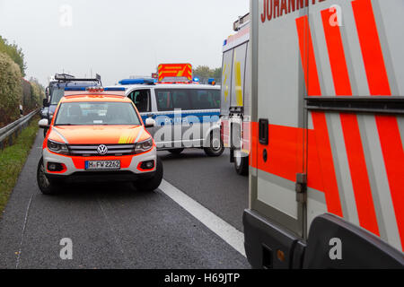 HANNOVER / Deutschland - 25. Oktober 2016: deutscher Notarzt Auto steht auf der Autobahn a2 von einem LKW-Absturz in der Nähe von Hannover. Stockfoto