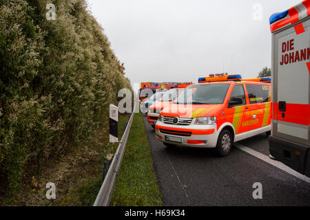HANNOVER / Deutschland - 25. Oktober 2016: Deutsche Notdienst Cars steht in einer Reihe auf der Autobahn a2 von einem LKW-Absturz in der Nähe von Hannov Stockfoto