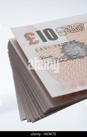 Aufgefächert in Großbritannien altes Design £ 10 Banknoten - Nahaufnahme stack. Visuelle Metapher des verfügbaren Einkommens und der Kaufkraft. Stockfoto