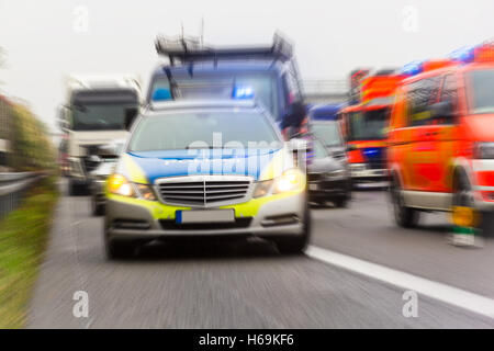 deutsche Polizei-Auto auf der Autobahn Stockfoto