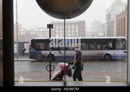 Glasgow inszeniert im Winter Straßen im Schnee vom Galeriefenster auf Straßenebene Weiße Weihnachten Stockfoto