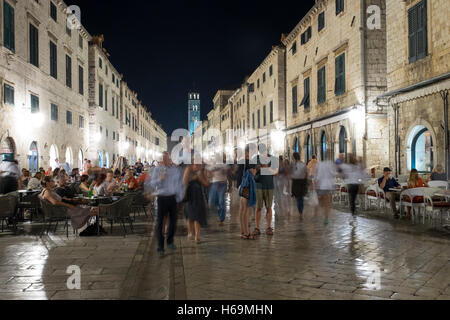 Stradun, die Hauptstraße, summt mit Aktivität innerhalb der Altstadt von Dubrovnik. Das UNESCO-Weltkulturerbe der alten Stadt Du Stockfoto