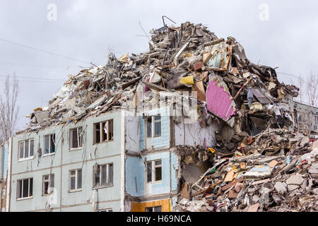 Abriss von Gebäuden in städtischen Umgebungen. Haus in Schutt und Asche. Stockfoto